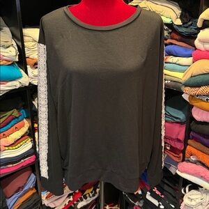 418 🪷 Classic Black Crewneck. Xl